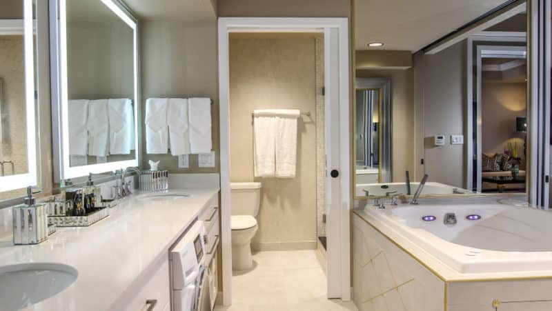 Luxurious and modern bathroom with Jacuzzi of a Villa at the Westgate Las Vegas Resort & Casino
