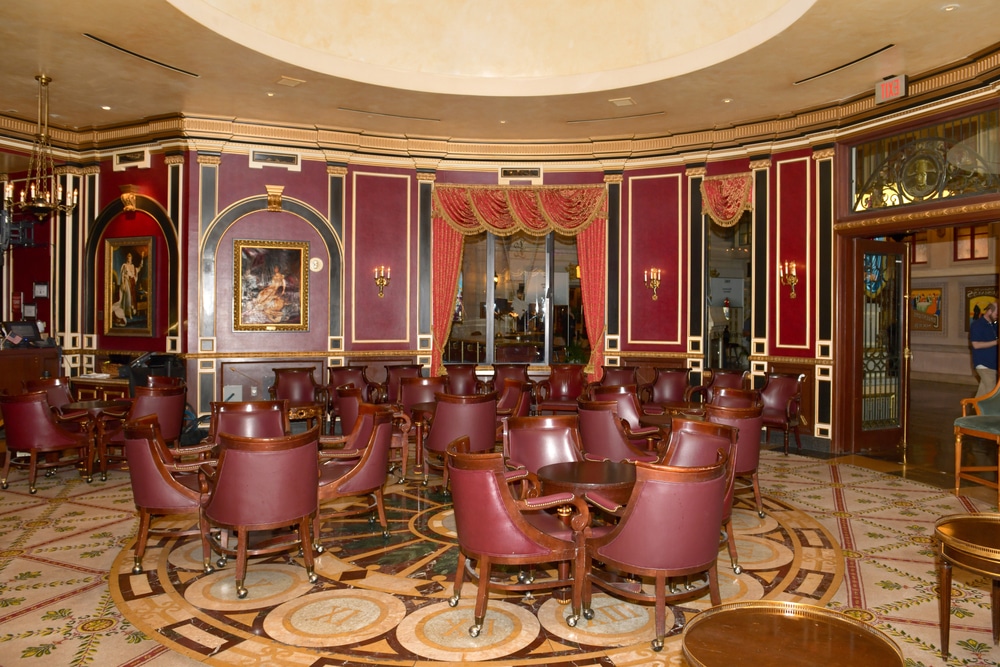 Napoleon's Lounge: a lively Piano Bar with a vintage atmosphere located on the central promenade of the Paris hotel