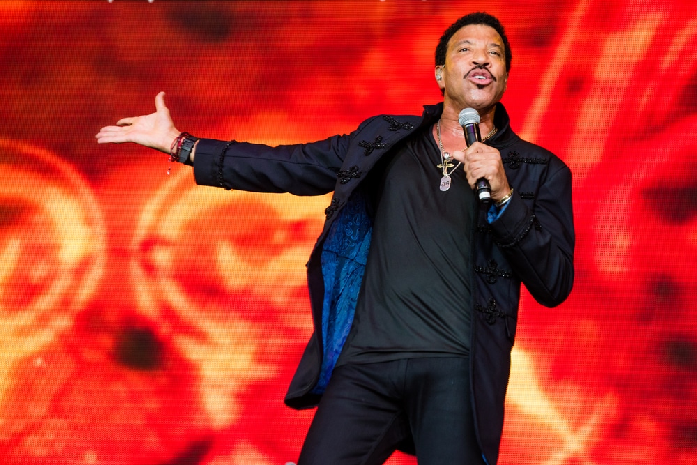 Lionel Richie performing live in front of all red screen 