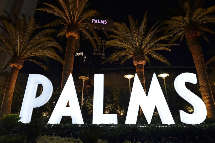 A big lit up sign of The Palms Casino Resort, Las Vegas