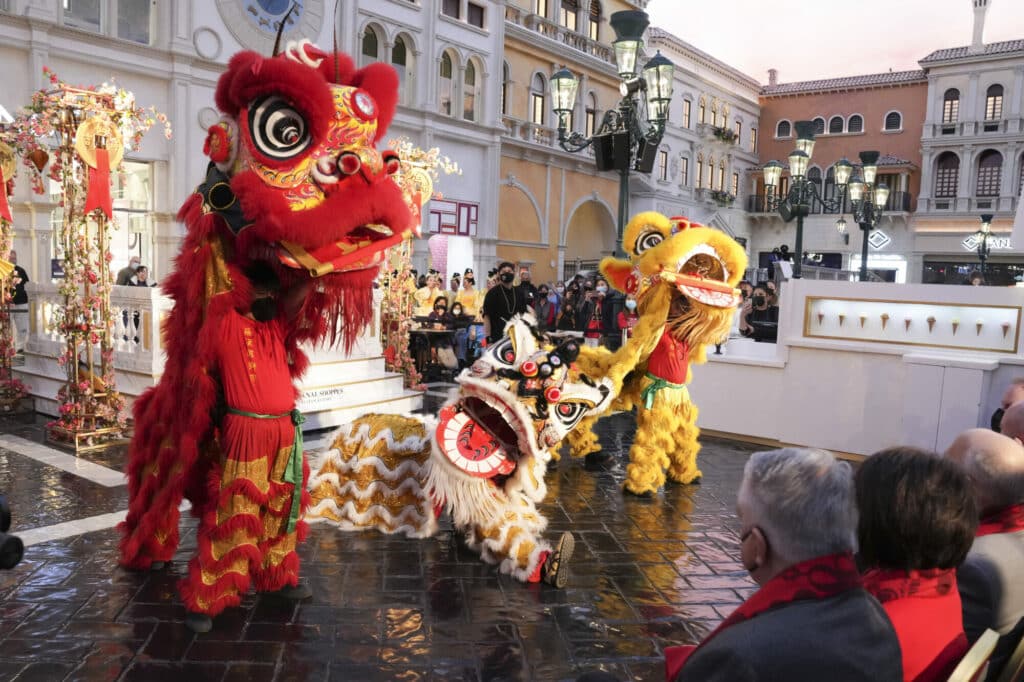 dragons standing in Grand Canal Shoppes